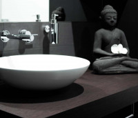 Handwaschbecken mit Seifenspender und kleiner Statue