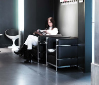 Frau liesst Zeitschrift im Wartebereich