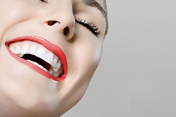 Lächelnde Frau mit geraden Zähnen