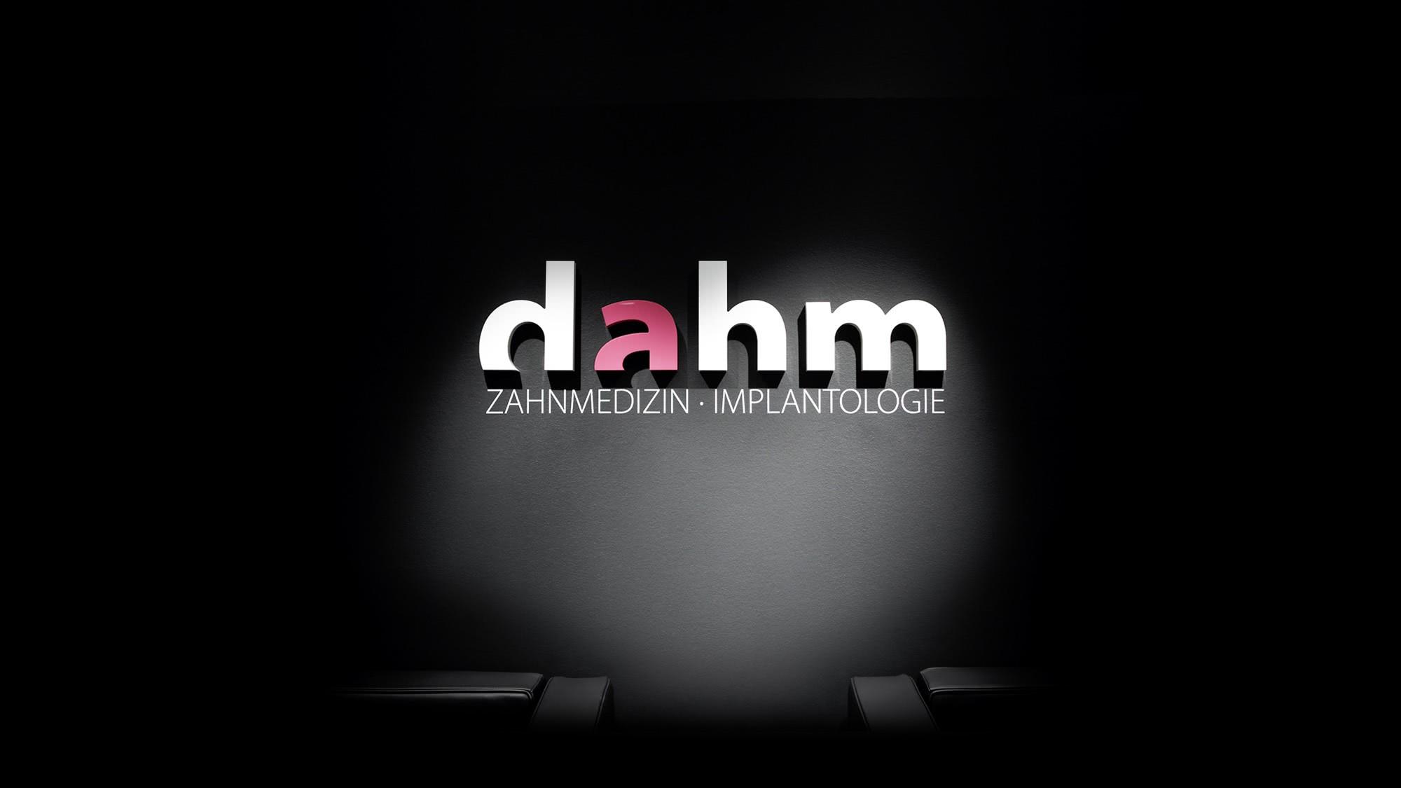 Das Logo von dr-dahm auf schwarzem Hintergrund